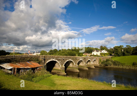 Cinq vieux pont voûté au-dessus de la rivière près de Skibbereen Ilen, comté de Cork, Irlande Banque D'Images