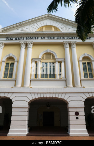 Façade de la Maison des Arts à l'ancien Parlement qui a été construit en 1827 en style Neo-Palladian, Quartier Colonial, Singapour Banque D'Images