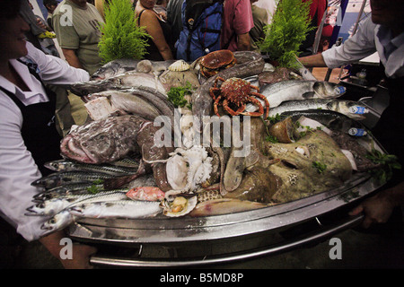 Un bac de poisson local sur l'affichage à l'Poissons Newlyn Festival à Newlyn, près de Penzance, Cornwall dans l'ouest de l'Angleterre. Banque D'Images