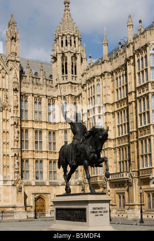 Richard Coeur de Lion statue en Vieux Palais Cour avec des chambres du Parlement Londres Angleterre GO UK Europe Banque D'Images