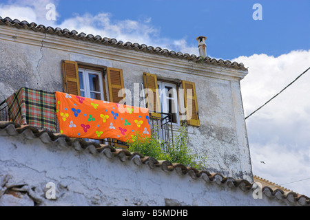 Lavage sur le balcon de la maison Corfou Banque D'Images