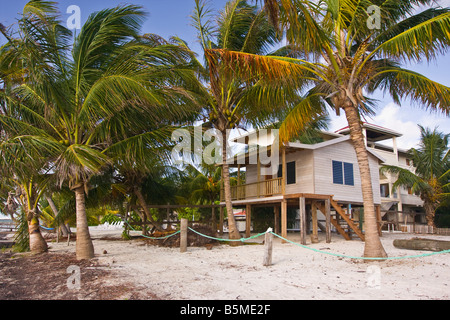CAYE CAULKER BELIZE maison traditionnelle en bois sur pilotis sur la plage Banque D'Images