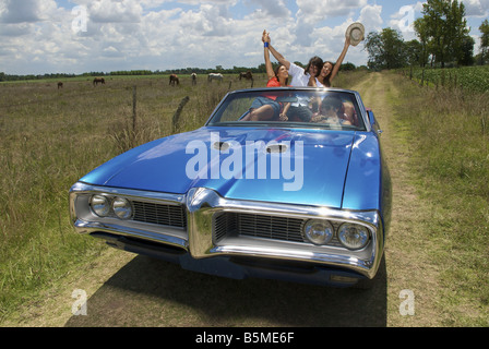 Un groupe de jeunes adultes de prendre un lecteur à travers le pays Banque D'Images