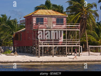 CAYE CAULKER, BELIZE - maison en bois sur pilotis sur la plage Banque D'Images