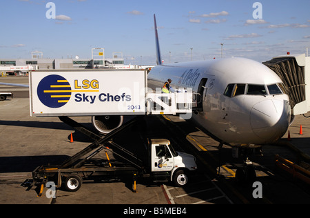 JFK Airport New York Nord USA société Delta Boeing sur l'aire de chargement des camions de l'entreprise Restauration et nourriture Banque D'Images