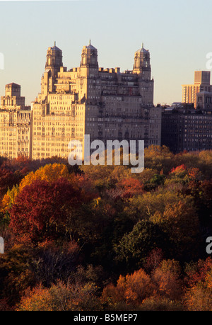 Le Beresford au 211 Central Park West à New York City au coucher du soleil. Immeuble résidentiel art déco situé dans l'Upper West Side Manhattan. Feuillage d'automne États-Unis Banque D'Images