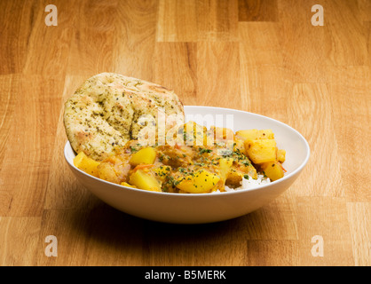 Un repas indien curry de pommes de terre avec du pain naan et Lentis Banque D'Images