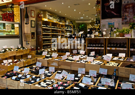 Magasin de vin au marché de la rue Mouffetard à Paris France Banque D'Images