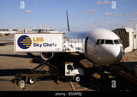 JFK Airport New York Nord USA société Delta Boeing sur l'aire de chargement des camions de l'entreprise traiteur et restauration Banque D'Images