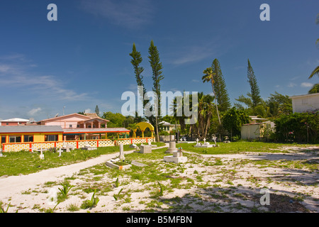 CAYE CAULKER BELIZE Cimetière et hôtel Banque D'Images