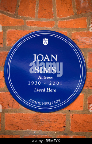 Patrimoine bd blue plaque marquant une ancienne maison de l'actrice britannique joan sims, à Kensington, Londres, Angleterre Banque D'Images