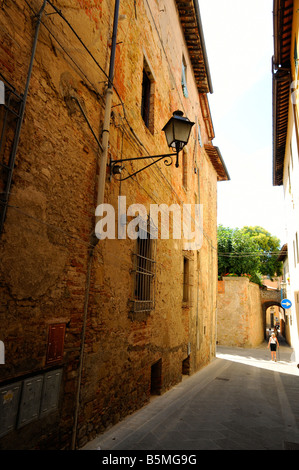 Une petite route menant à des murs de la ville de Sansepolcro en Toscane, Italie. Banque D'Images