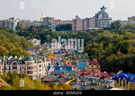 Vue sur des bâtiments colorés avec des toits multicolores dans une nouvelle zone résidentielle de Kiev, Ukraine, Europe de l'Est Banque D'Images