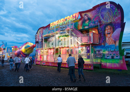 Fête foraine 'Crazy' funhouse fairground ride à une fête foraine (spécifiquement à l' 'Hoppings foire annuelle sur la ville de Newcastle Moor) Banque D'Images