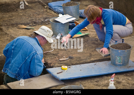 Les archéologues à un chantier de fouilles archéologiques. Banque D'Images