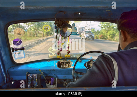 Dans un tuk tuk avec chauffeur dans les réflexions de rétroviseur, Sukhothai, Thaïlande Banque D'Images