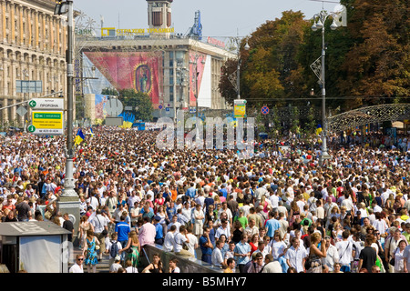 Le jour de l'indépendance des personnes marchant le long de la rue Khreshchatyk, Kiev, Ukraine Banque D'Images