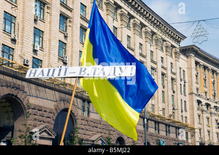 Drapeau de l'Ukraine à l'assemblée annuelle de l'indépendance day parade le long de la rue Khreshchatyk et Maidan Nezalezhnosti - Indépendance Sq. Banque D'Images