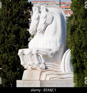 Chevaux blancs d'ornement dans les jardins du Mosteiro dos Jeronimos, ancien monastère de l'ordre de Saint Jérôme, Lisbonne Banque D'Images