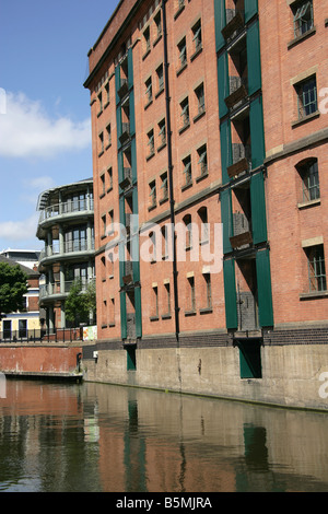 Ville de Nottingham, Angleterre. Le Château réaménagé et quai ancien bâtiment British Waterways. Banque D'Images