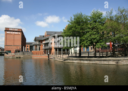 Ville de Nottingham, Angleterre. Le Château réaménagé et quai ancien bâtiment British Waterways. Banque D'Images