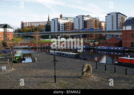 Le Victoria Quay a été réaménagé à Sheffield, en Angleterre, avec de nouveaux logements et un super tram passant le long du viaduc. Banque D'Images