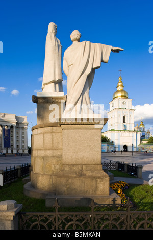 Monument de la princesse Olha Olga à Mykhaylivska Square en face du monastère St Michaels Kiev Ukraine Banque D'Images