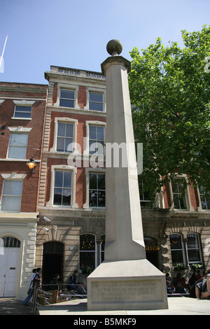 Ville de Nottingham, Angleterre. La croix en semaine monument situé à l'angle de Nottingham et de la chaussée Haut Fletcher Gate. Banque D'Images