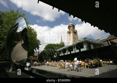 Ville de Nottingham, Angleterre. Le Nottingham Playhouse Theatre café et restaurant avec l'Anish Kapoor conçu Sky Mirror. Banque D'Images