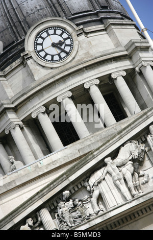 Ville de Nottingham, Angleterre. La frise des sculptures et dôme de l'horloge au-dessus de l'entrée principale de Nottingham Council House. Banque D'Images