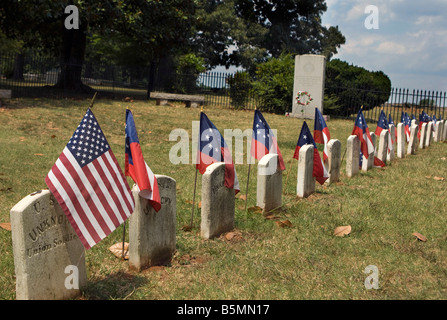 Pierres tête marquer les tombes d'un soldat de l'Union inconnue et plusieurs soldats confédérés, Confederate Cemetery, Appomattox Banque D'Images