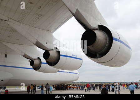 Les moteurs turbo-jet sous aile blanche d'un grand avion cargo contre ciel couvert air show en plein air Banque D'Images