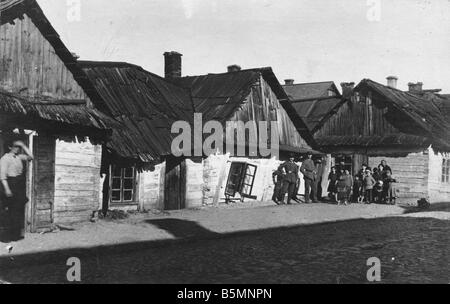 2 V60 R1 1916 14 soldats allemands en Fédération de Russie 1916 village d'Ethnologie de soldats allemands dans un village russe durant la Seconde Guerre mondiale Banque D'Images