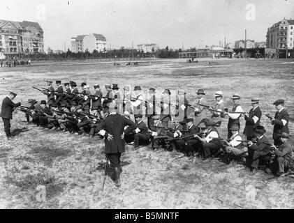 8 1914 0 0 A3 3 Fusil de guerre les bénévoles sont formés de la Première Guerre mondiale Histoire 1914 Formation des bénévoles dans la guerre du Rif accueille dignement Berlin Banque D'Images