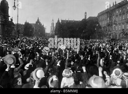 8 1914 8 1 A3 11 E Début de la guerre 1914 Discours Guillaume II La Première Guerre mondiale, le 31 juillet 1914 Mobilisation des foules enthousiastes de Berlin Banque D'Images