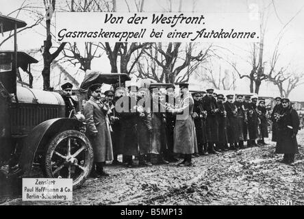 Inspection d'un masque à gaz sur le front occidental, la seconde guerre mondiale, Front de l'Ouest 1 masque à gaz inspection au convoi Photo c 191415 Paul Hoffmann Banque D'Images