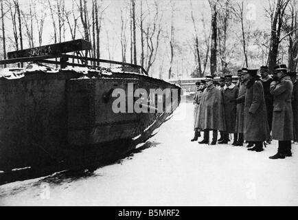 9 1917 1120 A2 28 E WW1 tank anglais capturés Inspection World War 1 1914 18 France bataille de Cambrai 20e 29e 111917 Offensi Banque D'Images