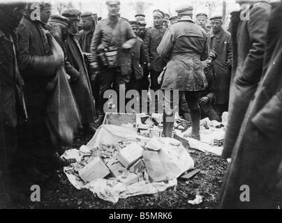 9 1918 3 0 A1 12 WW1 West Fr Ger soldats piller la Seconde Guerre mondiale, Front de l'Ouest 1 mars grande offensive allemande Juillet 1918 soldats allemands Banque D'Images