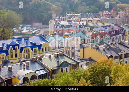 Vue sur des bâtiments colorés avec des toits multicolores dans une nouvelle zone résidentielle de Kiev, Ukraine, Europe de l'Est Banque D'Images