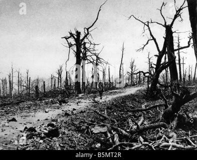 9FK 1916 7 26 A2 E Bataille de Verdun ont bombardé des rues La Première Guerre mondiale la France Bataille de Verdun 1916 Les rues à Fort Souville ruiné Banque D'Images