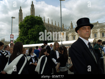 Finissants de St John's College, dirigé par l'Praelector attendent pour entrer le Sénat Chambre à l'Université de Cambridge Banque D'Images