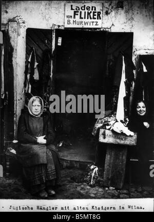 9EST 19150 0 A1 5 vendeur vêtements juif 1915 Histoire du Judaïsme les Juifs de l'Est vendeur juif avec de vieux vêtements à Wilna Photo c Banque D'Images