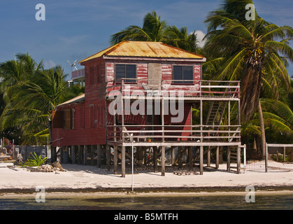 CAYE CAULKER, BELIZE - maison en bois sur pilotis sur la plage Banque D'Images