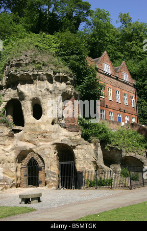 Ville de Nottingham, Angleterre. Les grottes de Nottingham à Brewhouse Yard avec le Musée de la vie de Nottingham en arrière-plan. Banque D'Images