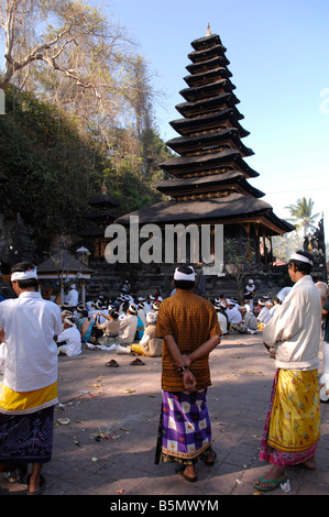 Les gens priant Pura dans Goa Lawah Klungkung, Bali, Indonésie Banque D'Images