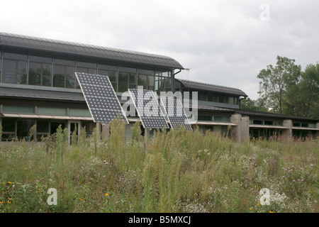 Panneaux photovoltaïques PV dans une plantation de prairies naturelles sur le campus de l'Université de l'Iowa du nord Banque D'Images