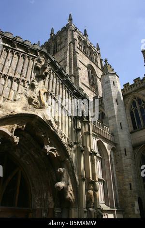 Ville de Nottingham, Angleterre. Vue rapprochée de l'hôpital Civic et de l'église paroissiale de Sainte Marie la Vierge. Banque D'Images