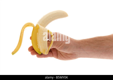 Mans homme droit tendu la main tenant une banane pelée sur un fond blanc. Banque D'Images