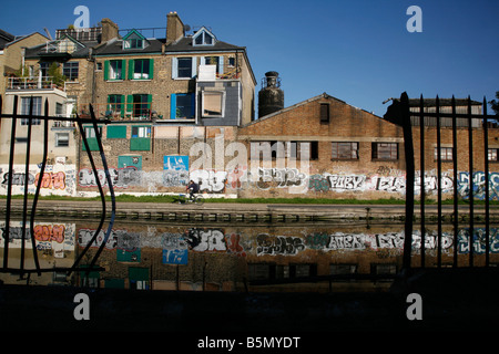 Graffiti sur le Regents Canal, Bethnal Green, Londres Banque D'Images
