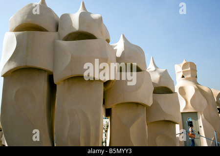 Chimneys Casa Milà La Pedrera 1906 1910 par l'architecte Antoni Gaudí Passeig de Gràcia de Barcelone Espagne Banque D'Images
